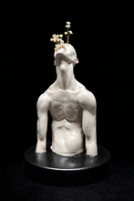 Escultura #12 — homem sufocado com sua própria delicadeza