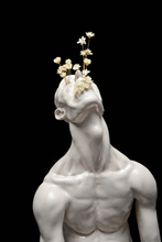 Escultura #12 — homem sufocado com sua própria delicadeza